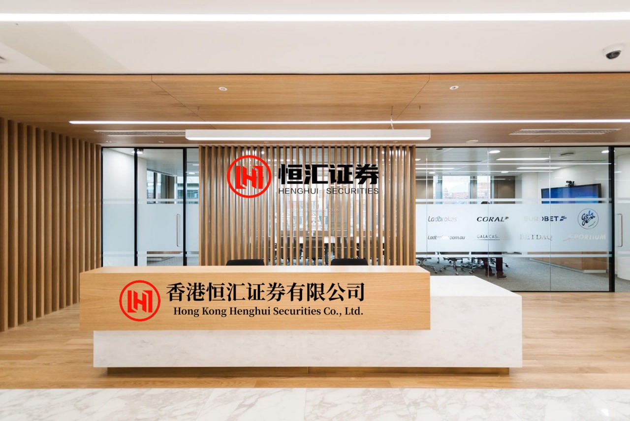 牛操盘 大树倒伏砸伤3人 有家属称已放弃治疗 事故引发市民质疑园林养护